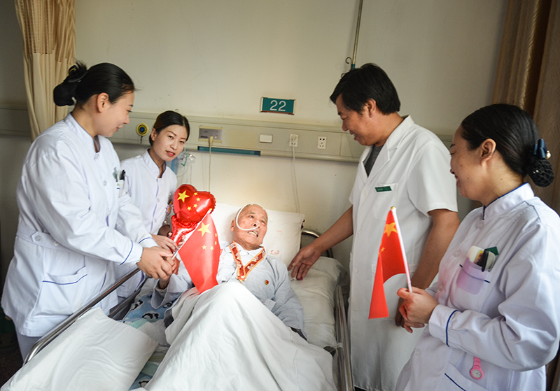 4�����ҽԺ����ڵ��������Ʋ�����ҽ����Ϊ93��Ļ�������ƽ�����й����롢����Ժ�����ί�����Ĺ���70���������²�����һ�𻶶ȹ��죬����������үү�������������ս��������ս��������ս��������Ԯ����һ������ʿ���ϸ��� ���ߣ�Ф����(2).jpg